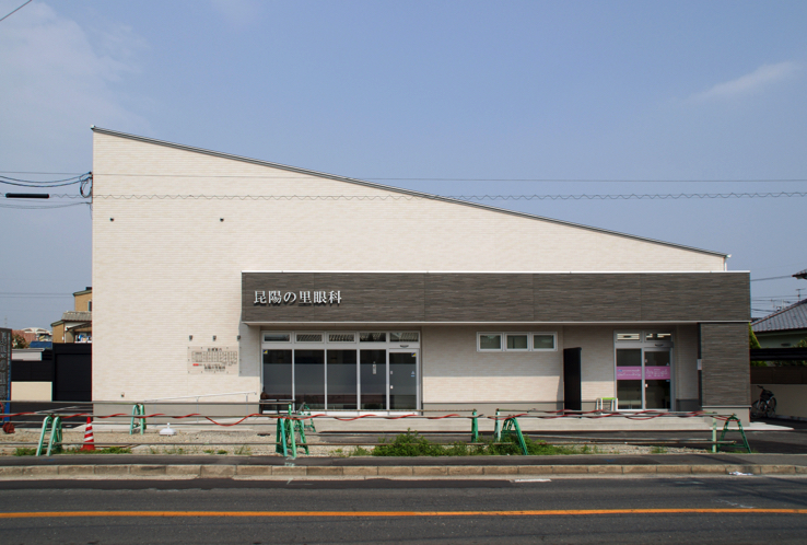 新築実例「昆陽の里眼科<br />
　」
