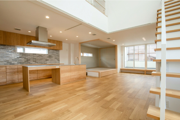 新築実例「大きな吹き抜けと屋上に<br />
自然光がいっぱいの家」