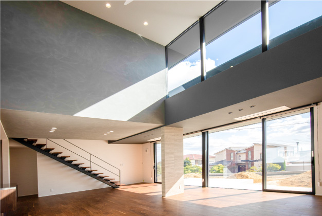 新築実例「大きな吹き抜けが開放感を生む<br />
見晴らし良好モダンハウス」