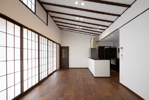 新築実例「大正ロマンテイストを取り入れた<br />
開放感あふれる趣の家」