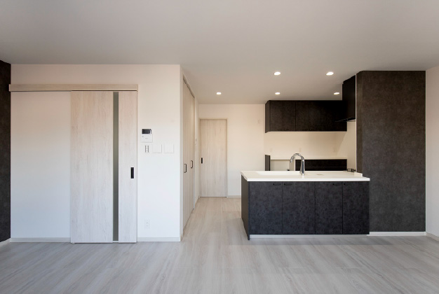 新築実例「モノトーンの配色を徹底的にこだわった、<br />
住宅街の3階建てモダンハウス」