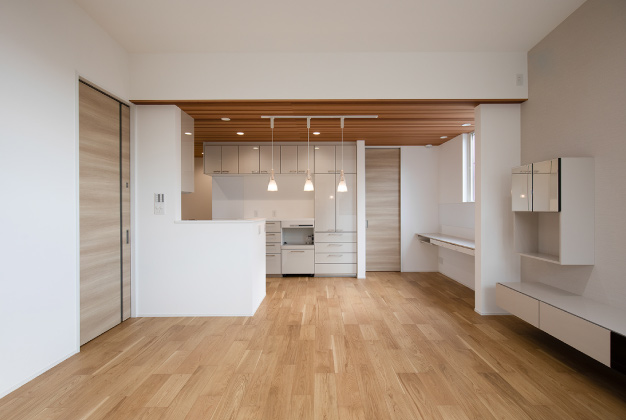 新築実例「細部にまでこだわり<br />
間取りを創り込んだ、<br />
洗練と温もりの邸宅」