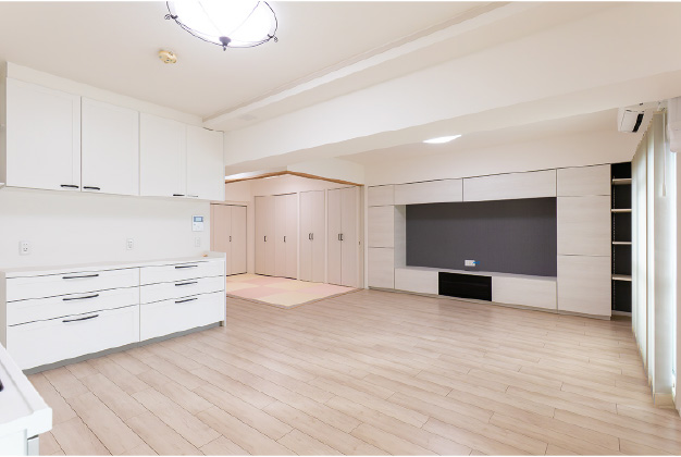 新築実例「エレガントさ漂う広々リビング空間と
豊富な収納を実現したマンションリノベーション」